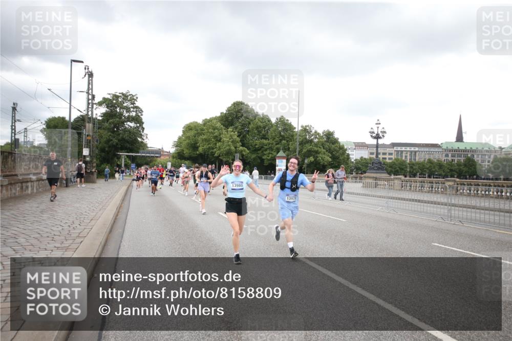 29.06.2025 - hella hamburg halbmarathon Jannik Wohlers http://msf.ph/oto/8158809 29.06.2025 10:54:36 Lombardsbrücke 2452, 2566, 3002, 3274, 4191, 4192, 5392, 5500, 5727, 6395, 6396, 6839, 6944, 7238, 8186, 9596, 10109, 10686, 11226, 11737, 11788, 11908, 12147, 12148, 12240, 13283, 13548, 13944, 13945, 13979, 13980, 14515, 14651, 14752, 16057, 16432, 16433, 16637, 16664, 16665, 17090, 18372 meine-sportfotos.de