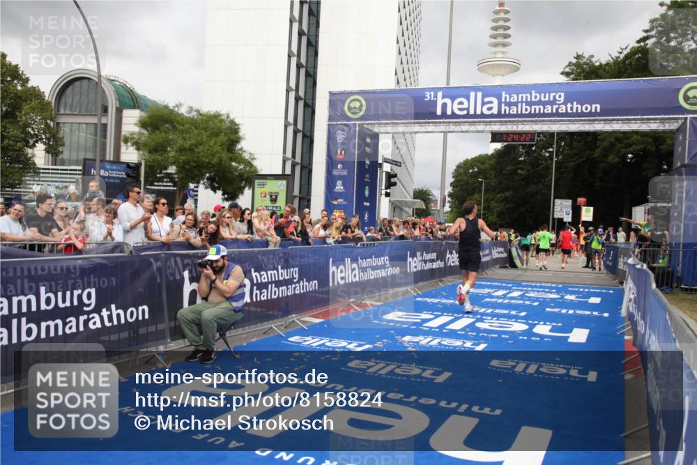 29.06.2025 - hella hamburg halbmarathon Michael Strokosch http://msf.ph/oto/8158824 29.06.2025 10:24:26 Ziel 18695 meine-sportfotos.de