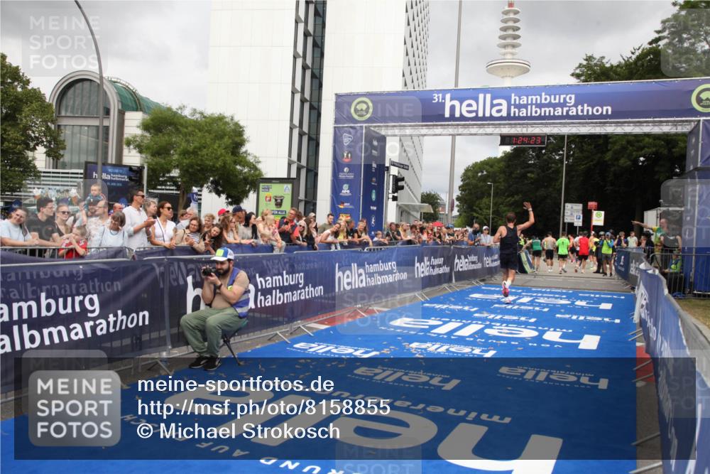 29.06.2025 - hella hamburg halbmarathon Michael Strokosch http://msf.ph/oto/8158855 29.06.2025 10:24:26 Ziel 18695 meine-sportfotos.de