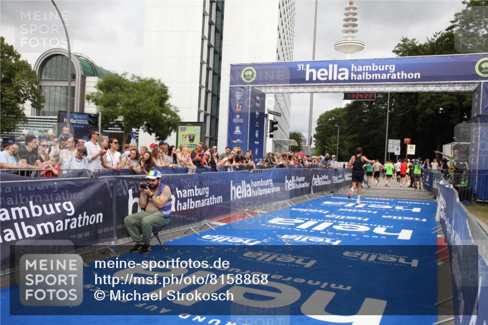 29.06.2025 - hella hamburg halbmarathon Michael Strokosch http://msf.ph/oto/8158868 29.06.2025 10:24:27 Ziel 18695 meine-sportfotos.de