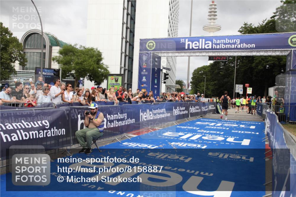 29.06.2025 - hella hamburg halbmarathon Michael Strokosch http://msf.ph/oto/8158887 29.06.2025 10:24:27 Ziel 18695 meine-sportfotos.de