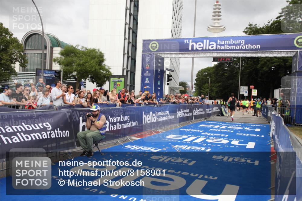 29.06.2025 - hella hamburg halbmarathon Michael Strokosch http://msf.ph/oto/8158901 29.06.2025 10:24:28 Ziel 18695 meine-sportfotos.de