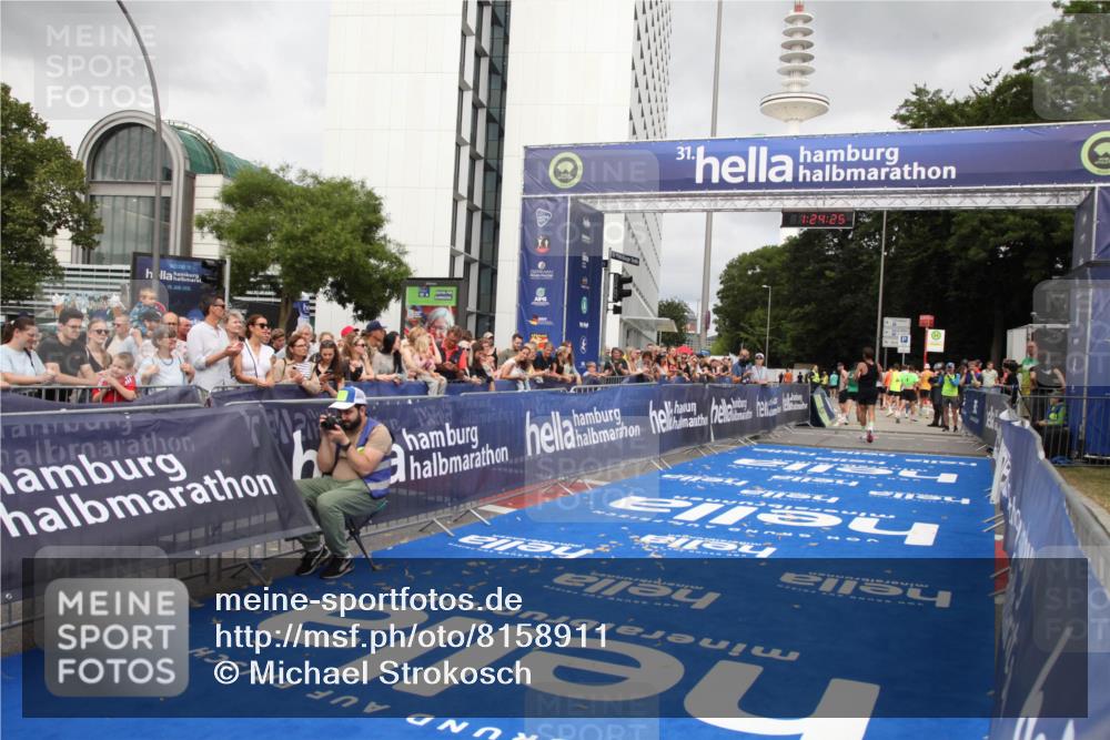 29.06.2025 - hella hamburg halbmarathon Michael Strokosch http://msf.ph/oto/8158911 29.06.2025 10:24:28 Ziel 18695 meine-sportfotos.de