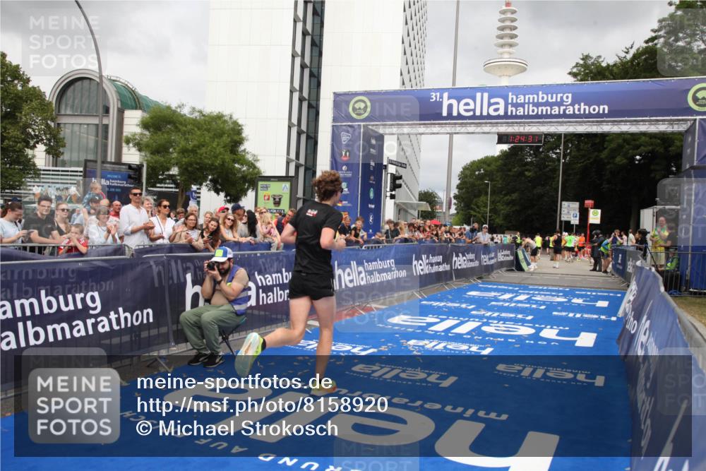 29.06.2025 - hella hamburg halbmarathon Michael Strokosch http://msf.ph/oto/8158920 29.06.2025 10:24:34 Ziel 7855 meine-sportfotos.de