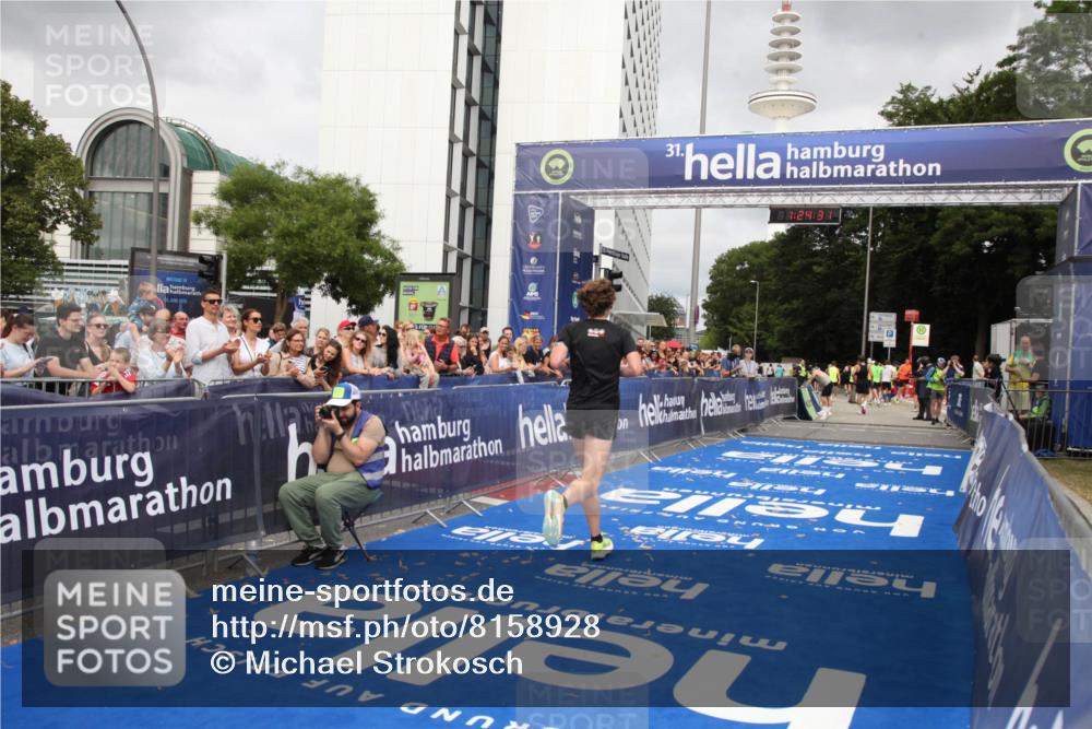 29.06.2025 - hella hamburg halbmarathon Michael Strokosch http://msf.ph/oto/8158928 29.06.2025 10:24:35 Ziel 7855 meine-sportfotos.de