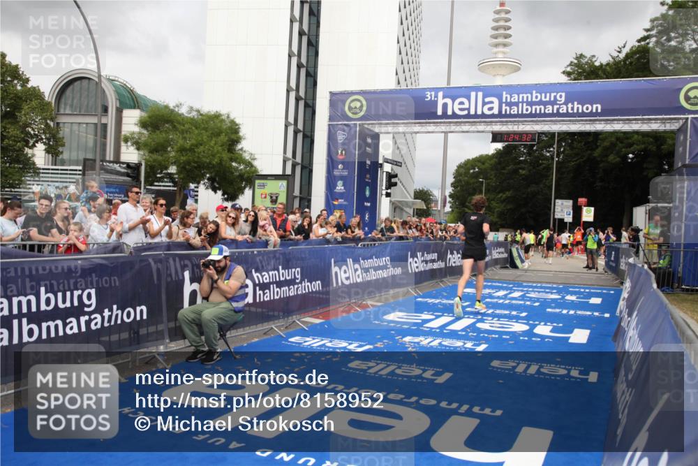 29.06.2025 - hella hamburg halbmarathon Michael Strokosch http://msf.ph/oto/8158952 29.06.2025 10:24:36 Ziel 7855, 14506 meine-sportfotos.de