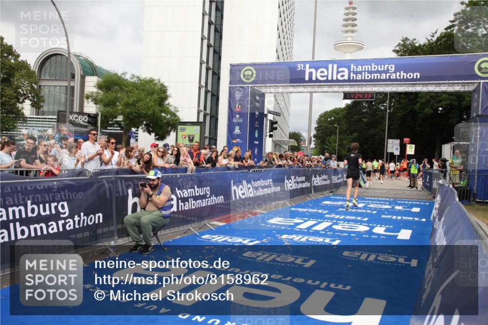 29.06.2025 - hella hamburg halbmarathon Michael Strokosch http://msf.ph/oto/8158962 29.06.2025 10:24:36 Ziel 7855, 14506 meine-sportfotos.de
