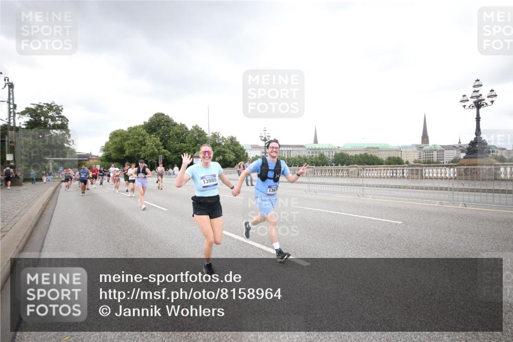 29.06.2025 - hella hamburg halbmarathon Jannik Wohlers http://msf.ph/oto/8158964 29.06.2025 10:54:37 Lombardsbrücke 1013, 2090, 2452, 3002, 3274, 4191, 4192, 5392, 5727, 6395, 6396, 6839, 6944, 7238, 9596, 10109, 10686, 11737, 11788, 11908, 12147, 12148, 12240, 13548, 13944, 13945, 13979, 13980, 14515, 14651, 14752, 15782, 16057, 16432, 16433, 16637, 16664, 16665, 17090, 18372 meine-sportfotos.de