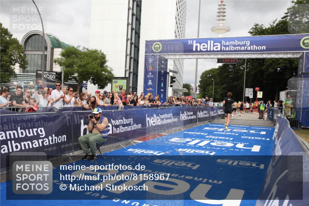 29.06.2025 - hella hamburg halbmarathon Michael Strokosch http://msf.ph/oto/8158967 29.06.2025 10:24:37 Ziel 7855, 14506 meine-sportfotos.de