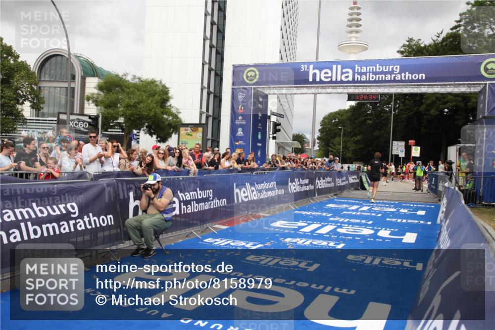 29.06.2025 - hella hamburg halbmarathon Michael Strokosch http://msf.ph/oto/8158979 29.06.2025 10:24:37 Ziel 7855, 14506 meine-sportfotos.de