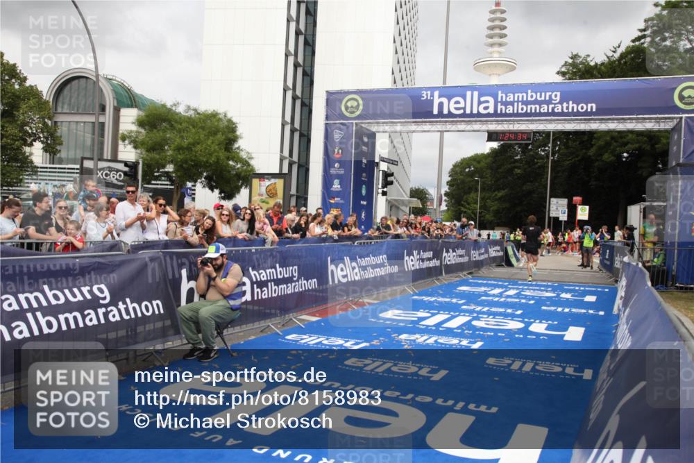 29.06.2025 - hella hamburg halbmarathon Michael Strokosch http://msf.ph/oto/8158983 29.06.2025 10:24:38 Ziel 7855, 14506 meine-sportfotos.de