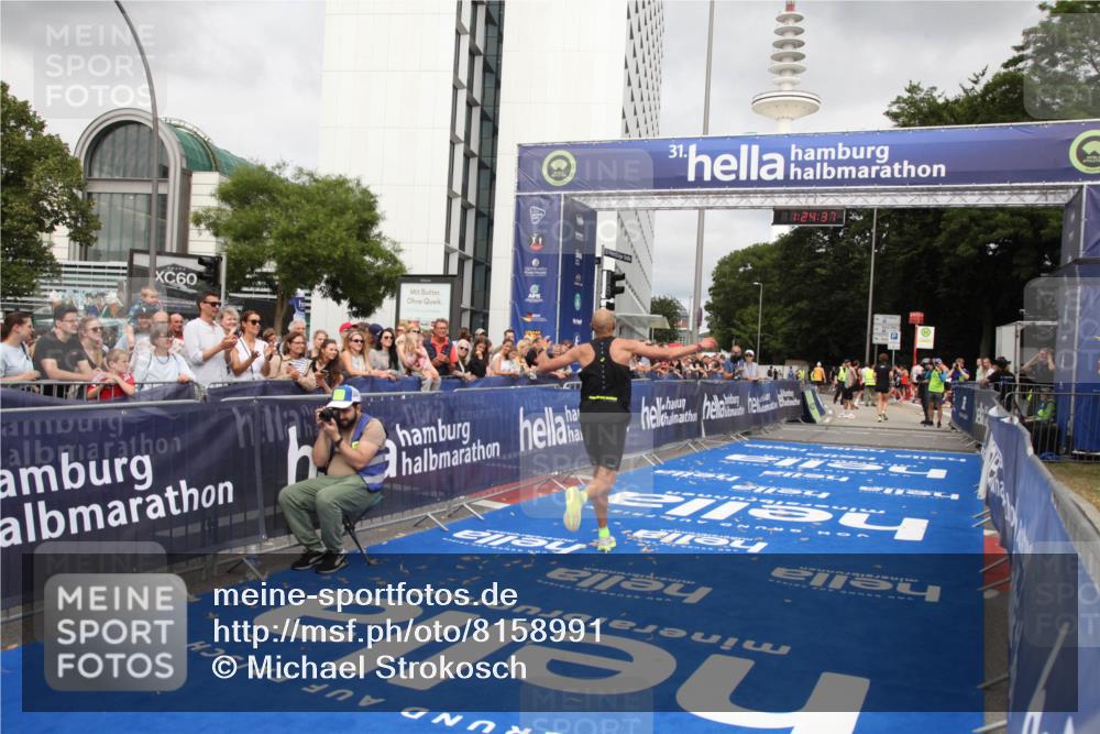 29.06.2025 - hella hamburg halbmarathon Michael Strokosch http://msf.ph/oto/8158991 29.06.2025 10:24:41 Ziel 2892, 14506 meine-sportfotos.de