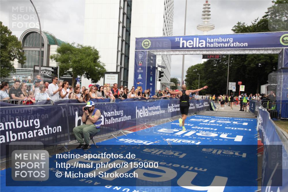 29.06.2025 - hella hamburg halbmarathon Michael Strokosch http://msf.ph/oto/8159000 29.06.2025 10:24:42 Ziel 2892, 14506 meine-sportfotos.de
