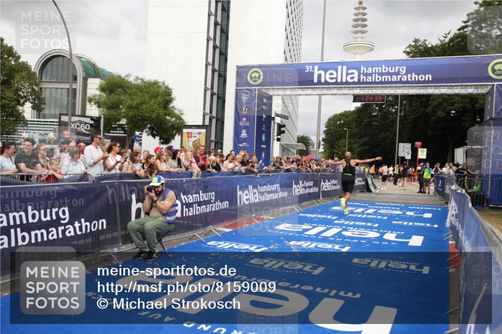 29.06.2025 - hella hamburg halbmarathon Michael Strokosch http://msf.ph/oto/8159009 29.06.2025 10:24:42 Ziel 2892, 14506 meine-sportfotos.de