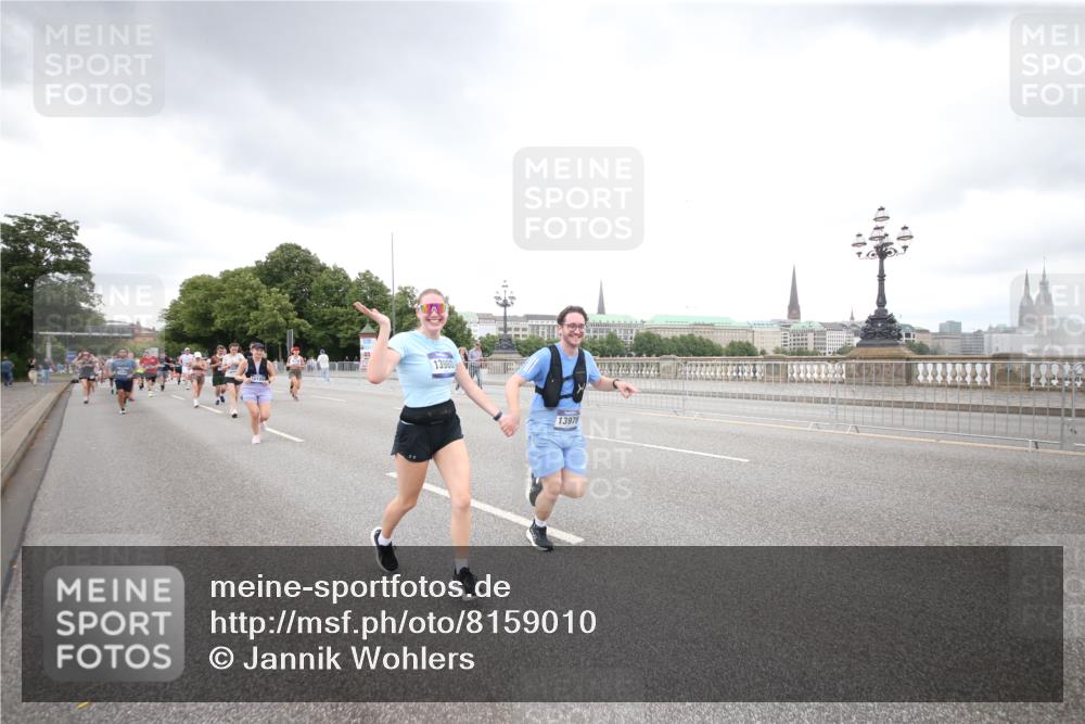 29.06.2025 - hella hamburg halbmarathon Jannik Wohlers http://msf.ph/oto/8159010 29.06.2025 10:54:37 Lombardsbrücke 1013, 2090, 2452, 3002, 3274, 4191, 4192, 5392, 5727, 6395, 6396, 6839, 6944, 7238, 9596, 10109, 10686, 11737, 11788, 11908, 12147, 12148, 12240, 13548, 13944, 13945, 13979, 13980, 14515, 14651, 14752, 15782, 16057, 16432, 16433, 16637, 16664, 16665, 17090, 18372 meine-sportfotos.de