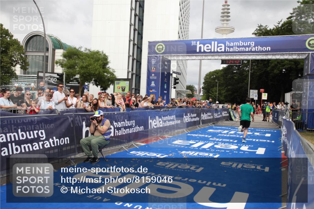 29.06.2025 - hella hamburg halbmarathon Michael Strokosch http://msf.ph/oto/8159046 29.06.2025 10:24:46 Ziel 2892, 18740 meine-sportfotos.de
