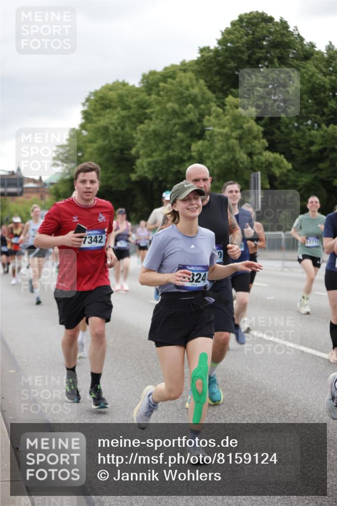 29.06.2025 - hella hamburg halbmarathon Jannik Wohlers http://msf.ph/oto/8159124 29.06.2025 11:02:00 Lombardsbrücke 1236, 2292, 2598, 2747, 2749, 2752, 2753, 2824, 3349, 3615, 4064, 4416, 4420, 4421, 4671, 4727, 4743, 5207, 5320, 5626, 6491, 6766, 6767, 7342, 7521, 8204, 8697, 9627, 9854, 9890, 9990, 9993, 10239, 10837, 10889, 11095, 11220, 11824, 12769, 12771, 12999, 13336, 13888, 14394, 14431, 15055, 15970, 16598, 16917, 17340, 17867, 18227, 18257, 18446, 18667 meine-sportfotos.de