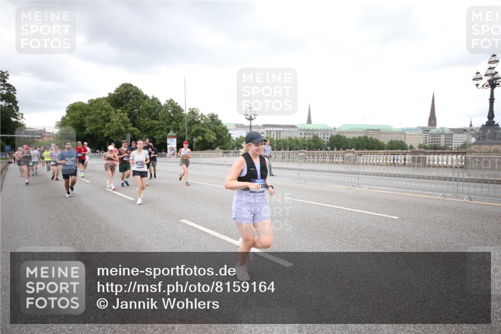 29.06.2025 - hella hamburg halbmarathon Jannik Wohlers http://msf.ph/oto/8159164 29.06.2025 10:54:39 Lombardsbrücke 1013, 2090, 2452, 3002, 3274, 4191, 4192, 5392, 5727, 6395, 6396, 6839, 6944, 7238, 7766, 8403, 9596, 10109, 10458, 10686, 11737, 11788, 11908, 12147, 12148, 13548, 13979, 13980, 14515, 14651, 14752, 15581, 15782, 16057, 16432, 16433, 16637, 16664, 16665, 17090, 18372 meine-sportfotos.de