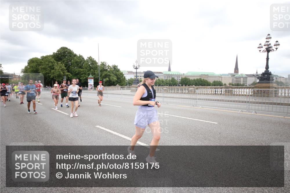 29.06.2025 - hella hamburg halbmarathon Jannik Wohlers http://msf.ph/oto/8159175 29.06.2025 10:54:39 Lombardsbrücke 1013, 2090, 2452, 3002, 3274, 4191, 4192, 5392, 5727, 6395, 6396, 6839, 6944, 7238, 7766, 8403, 9596, 10109, 10458, 10686, 11737, 11788, 11908, 12147, 12148, 13548, 13979, 13980, 14515, 14651, 14752, 15581, 15782, 16057, 16432, 16433, 16637, 16664, 16665, 17090, 18372 meine-sportfotos.de
