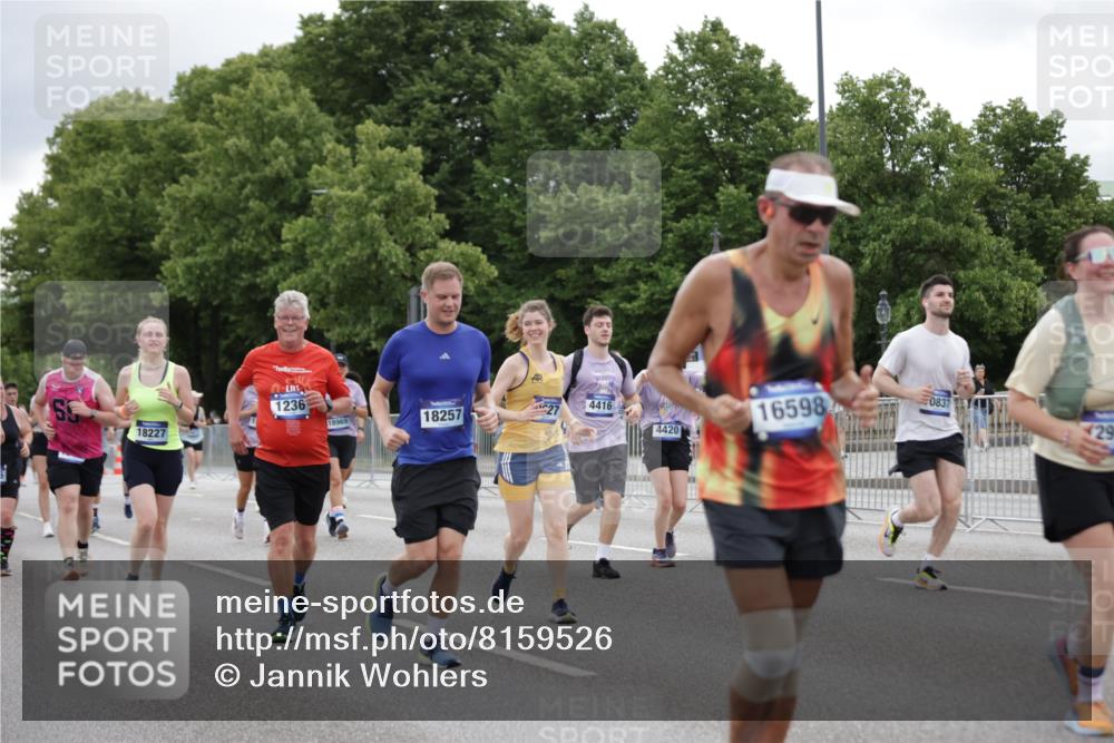29.06.2025 - hella hamburg halbmarathon Jannik Wohlers http://msf.ph/oto/8159526 29.06.2025 11:02:08 Lombardsbrücke 1236, 1302, 1303, 2752, 2753, 3092, 3349, 3350, 3615, 4064, 4416, 4420, 4421, 4459, 4671, 4714, 5068, 5320, 5626, 5773, 6424, 7342, 7521, 9257, 9627, 9890, 9990, 10239, 10410, 10411, 10837, 10889, 11095, 11220, 11439, 11824, 12132, 12769, 12771, 12999, 13336, 13888, 14431, 14949, 15970, 16598, 16917, 17204, 17340, 18020, 18227, 18257, 18446, 18964, 18969 meine-sportfotos.de