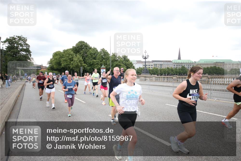 29.06.2025 - hella hamburg halbmarathon Jannik Wohlers http://msf.ph/oto/8159967 29.06.2025 10:54:49 Lombardsbrücke 1013, 2090, 2452, 3115, 3157, 3274, 3577, 4039, 4628, 5040, 5483, 6395, 6396, 6944, 7219, 7238, 7766, 8403, 8519, 10458, 11737, 11788, 11908, 12147, 12148, 13098, 13230, 13548, 14515, 14651, 15152, 15160, 15581, 15782, 15843, 16057, 16385, 16432, 16433, 16533, 16664, 16665, 17090, 19199 meine-sportfotos.de