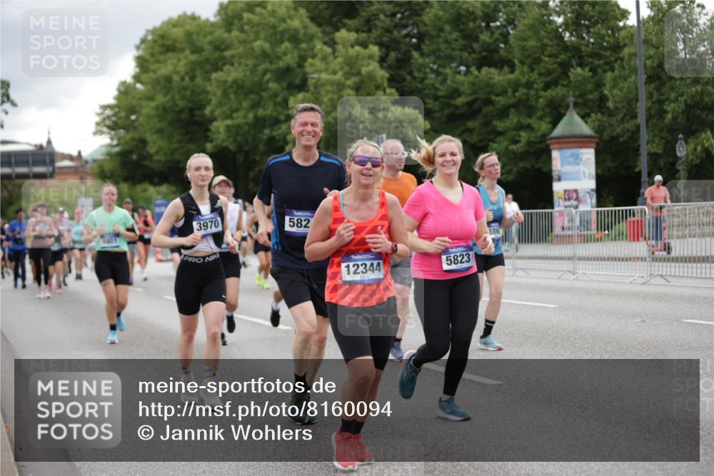 29.06.2025 - hella hamburg halbmarathon Jannik Wohlers http://msf.ph/oto/8160094 29.06.2025 11:02:30 Lombardsbrücke 1797, 2360, 3970, 4437, 4536, 4537, 4660, 5209, 5515, 5687, 5823, 5824, 5827, 6234, 6500, 6579, 6672, 6925, 7292, 7354, 7671, 8241, 8666, 8868, 8869, 9176, 9493, 9568, 9773, 9801, 9836, 9839, 9846, 10056, 10611, 10712, 10713, 11045, 11048, 11196, 12160, 12344, 14509, 15891, 16132, 16133, 16366, 16396, 16397, 16406, 16429, 16652, 16734, 16842, 17653, 17924, 18295, 19013 meine-sportfotos.de