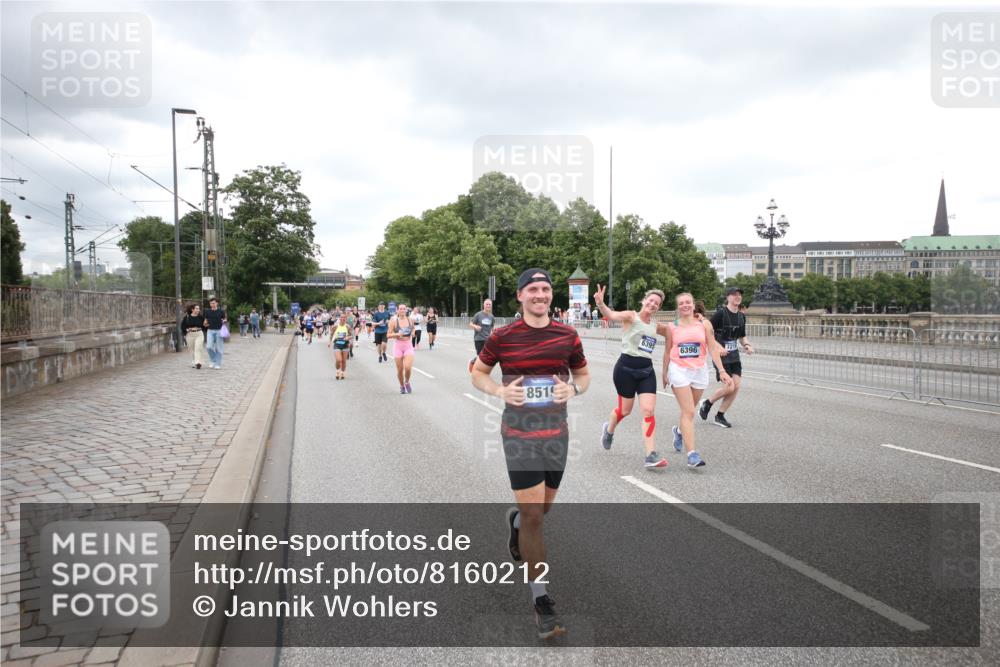 29.06.2025 - hella hamburg halbmarathon Jannik Wohlers http://msf.ph/oto/8160212 29.06.2025 10:54:52 Lombardsbrücke 1013, 2090, 2452, 3115, 3157, 3274, 3577, 4039, 4628, 5040, 5483, 6395, 6396, 6944, 7219, 7238, 7680, 7766, 8403, 8519, 10458, 10885, 11109, 11737, 12147, 12148, 13098, 13230, 13548, 14515, 14651, 14727, 15152, 15160, 15581, 15782, 15843, 16057, 16385, 16533, 17090, 19199 meine-sportfotos.de