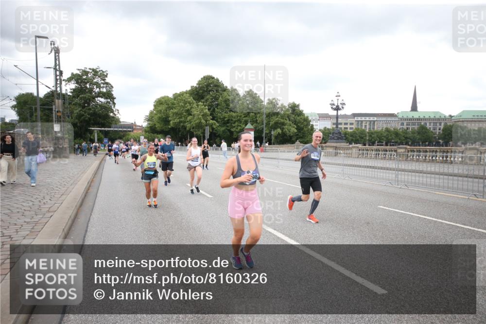 29.06.2025 - hella hamburg halbmarathon Jannik Wohlers http://msf.ph/oto/8160326 29.06.2025 10:54:55 Lombardsbrücke 1013, 1917, 2090, 2452, 3115, 3157, 3577, 4039, 4628, 5040, 5483, 6395, 6396, 6944, 7219, 7680, 7766, 8403, 8519, 10458, 10885, 11109, 11737, 13098, 13230, 14515, 14651, 14727, 15152, 15160, 15581, 15782, 15843, 16385, 16533, 17396, 19199 meine-sportfotos.de