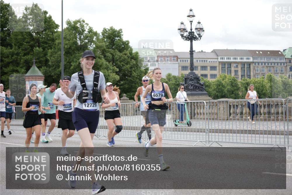 29.06.2025 - hella hamburg halbmarathon Jannik Wohlers http://msf.ph/oto/8160355 29.06.2025 11:02:35 Lombardsbrücke 1182, 2360, 3970, 4437, 4536, 4537, 4660, 5515, 5687, 5823, 5824, 5855, 6222, 6223, 6500, 6579, 6672, 6925, 7292, 7354, 7671, 8241, 8814, 8868, 8869, 9176, 9568, 9773, 9801, 9813, 9836, 9839, 10056, 10364, 10611, 10712, 10713, 11045, 11048, 11196, 12160, 12284, 12344, 13099, 13100, 13124, 13563, 13995, 14509, 14663, 14714, 15891, 16132, 16133, 16366, 16396, 16397, 16406, 16429, 16734, 16842, 17653, 17924, 18033, 18224, 18295, 19013 meine-sportfotos.de