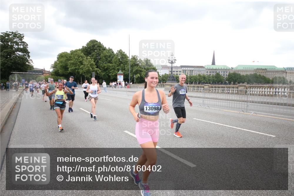 29.06.2025 - hella hamburg halbmarathon Jannik Wohlers http://msf.ph/oto/8160402 29.06.2025 10:54:55 Lombardsbrücke 1013, 1917, 2090, 2452, 3115, 3157, 3577, 4039, 4628, 5040, 5483, 6395, 6396, 6944, 7219, 7680, 7766, 8403, 8519, 10458, 10885, 11109, 11737, 13098, 13230, 14515, 14651, 14727, 15152, 15160, 15581, 15782, 15843, 16385, 16533, 17396, 19199 meine-sportfotos.de