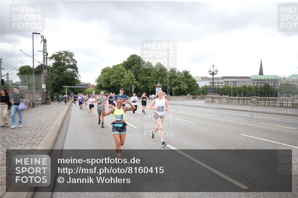 29.06.2025 - hella hamburg halbmarathon Jannik Wohlers http://msf.ph/oto/8160415 29.06.2025 10:54:56 Lombardsbrücke 1013, 1917, 2090, 2452, 3115, 3157, 3577, 4039, 4628, 5040, 5483, 6395, 6396, 7219, 7680, 7766, 8403, 8519, 10458, 10885, 11109, 11737, 13098, 13230, 14727, 15152, 15160, 15581, 15782, 15843, 16267, 16385, 16533, 17019, 17396, 18972, 19199 meine-sportfotos.de