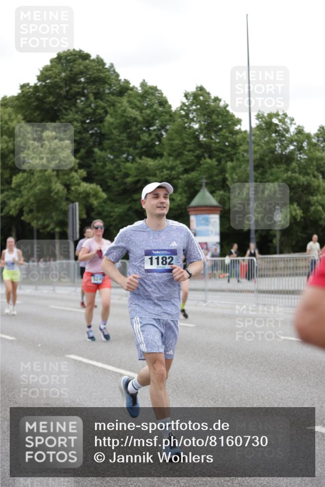 29.06.2025 - hella hamburg halbmarathon Jannik Wohlers http://msf.ph/oto/8160730 29.06.2025 11:02:47 Lombardsbrücke 1182, 1693, 2360, 3133, 3298, 3382, 3978, 3979, 4012, 4537, 5245, 5247, 5515, 5644, 5855, 5962, 6222, 6223, 6387, 6579, 6972, 7242, 7292, 7354, 7654, 8471, 8814, 9176, 9291, 9813, 9836, 9839, 10056, 10364, 10542, 10611, 10712, 10713, 11045, 11048, 11196, 11663, 12160, 12284, 12339, 12620, 12798, 13050, 13099, 13100, 13124, 13281, 13347, 13563, 13995, 14003, 14663, 14714, 14900, 15374, 15606, 15891, 16734, 16842, 17653, 18033, 18224, 19013 meine-sportfotos.de