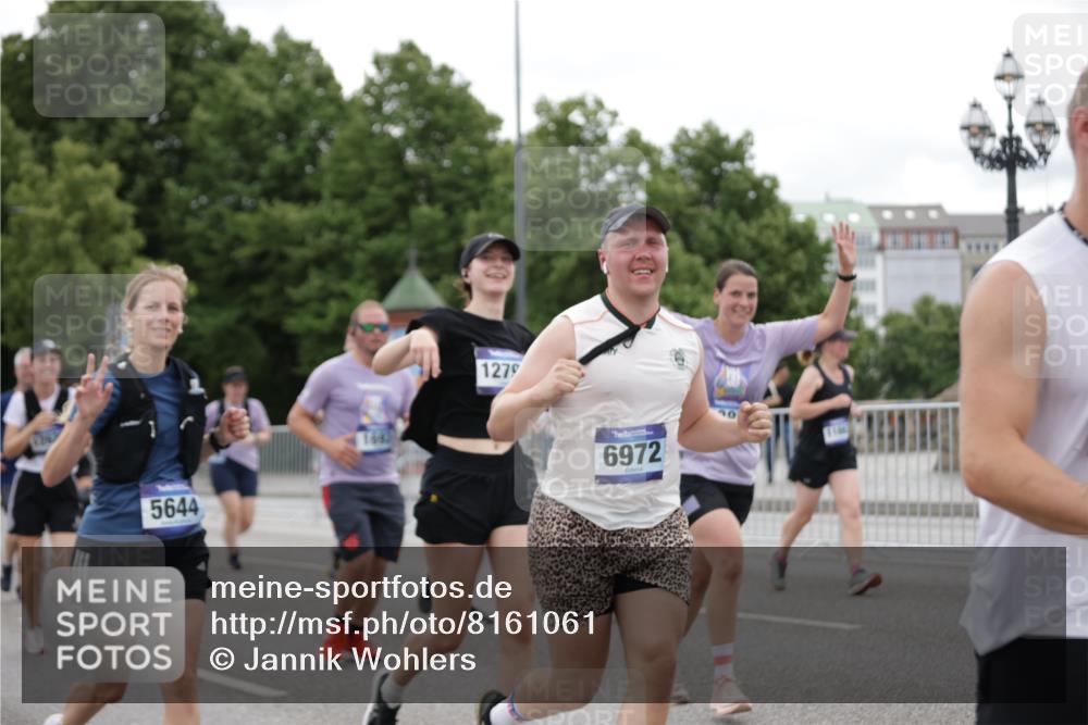 29.06.2025 - hella hamburg halbmarathon Jannik Wohlers http://msf.ph/oto/8161061 29.06.2025 11:02:56 Lombardsbrücke 1182, 1693, 3133, 3205, 3298, 3382, 3978, 3979, 4012, 4669, 5245, 5247, 5644, 5663, 5771, 5962, 6233, 6300, 6387, 6972, 7242, 7654, 7729, 7736, 8471, 8934, 8935, 9098, 9291, 9821, 10364, 10542, 10910, 11663, 12299, 12339, 12416, 12620, 12644, 12798, 13050, 13161, 13181, 13182, 13281, 13347, 14003, 14083, 14174, 14662, 14666, 14900, 15074, 15374, 15606, 16006 meine-sportfotos.de