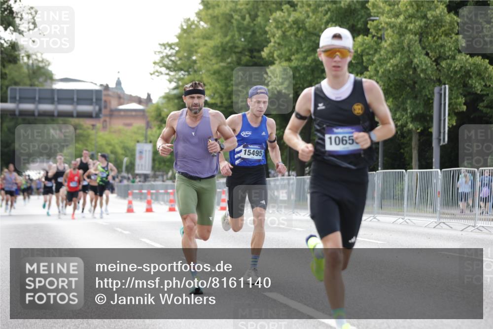 29.06.2025 - hella hamburg halbmarathon Jannik Wohlers http://msf.ph/oto/8161140 29.06.2025 09:39:47 Lombardsbrücke 35, 52, 53, 2144, 2659, 3720, 9255, 10650, 14717, 15495, 16120, 19075 meine-sportfotos.de