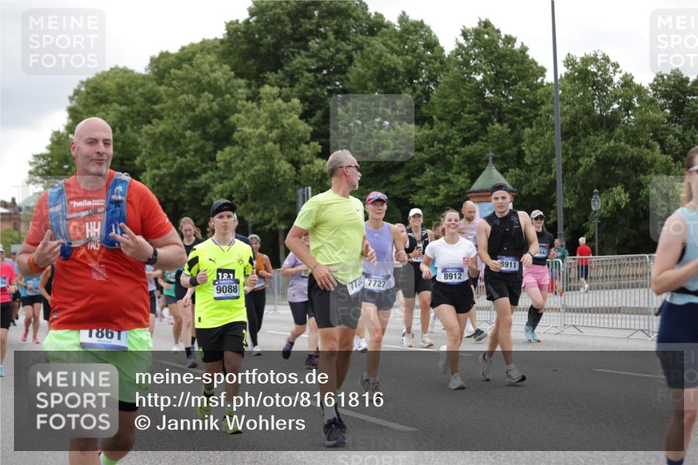 29.06.2025 - hella hamburg halbmarathon Jannik Wohlers http://msf.ph/oto/8161816 29.06.2025 11:03:09 Lombardsbrücke 1498, 1861, 3205, 3496, 3497, 4061, 4599, 4669, 5516, 5663, 5771, 6130, 6233, 6300, 6658, 6692, 6863, 7469, 7660, 7727, 7729, 7730, 7736, 7835, 7958, 8278, 8280, 8337, 8911, 8912, 8934, 8935, 8949, 9088, 9098, 9821, 10311, 10910, 10942, 11042, 11173, 11448, 11505, 11506, 11532, 11544, 12105, 12299, 12416, 12644, 12976, 13161, 13181, 13182, 13802, 13883, 13985, 14083, 14145, 14174, 14662, 14666, 14887, 15074, 16006, 16122, 16520, 18635, 18696, 18925 meine-sportfotos.de