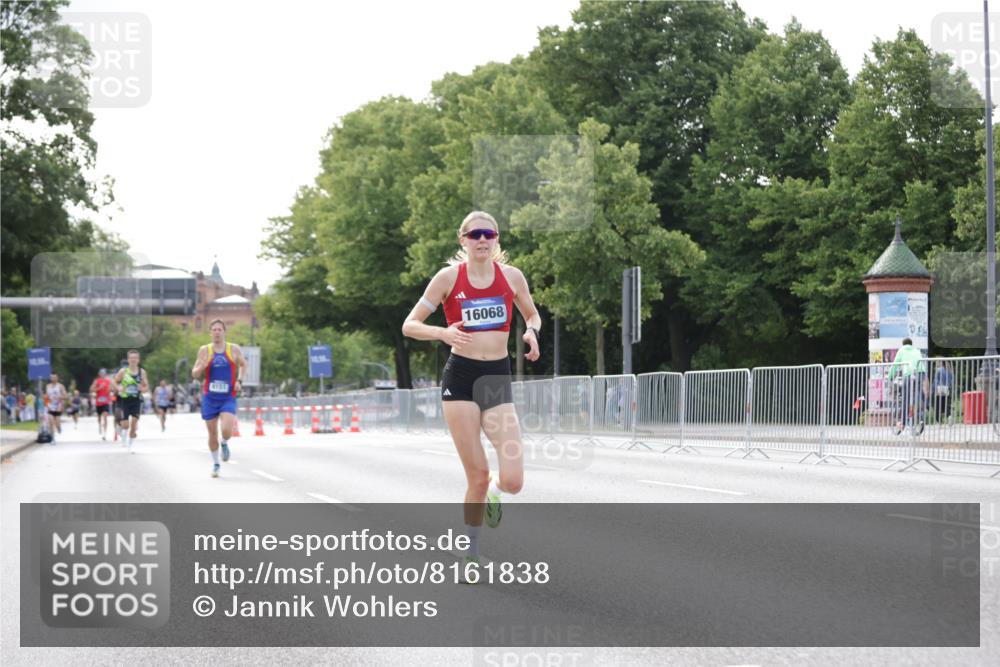 29.06.2025 - hella hamburg halbmarathon Jannik Wohlers http://msf.ph/oto/8161838 29.06.2025 09:40:01 Lombardsbrücke 34, 35, 52, 54, 6530, 9151, 9255, 9447, 10650, 12678, 14302, 15495, 16068, 16245, 16988, 19075 meine-sportfotos.de