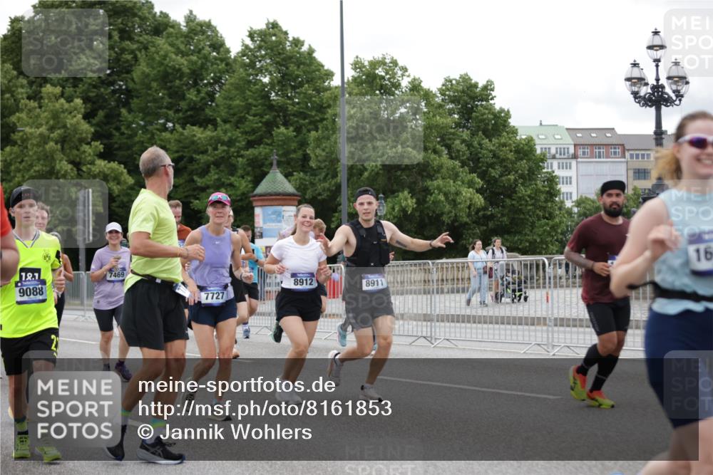 29.06.2025 - hella hamburg halbmarathon Jannik Wohlers http://msf.ph/oto/8161853 29.06.2025 11:03:10 Lombardsbrücke 1498, 1771, 1861, 3205, 3496, 3497, 4061, 4599, 4669, 5516, 5663, 5771, 6130, 6233, 6658, 6692, 6863, 7469, 7660, 7727, 7729, 7730, 7736, 7835, 7958, 8278, 8280, 8337, 8911, 8912, 8934, 8935, 8949, 9088, 9098, 9821, 10311, 10942, 11042, 11173, 11448, 11505, 11506, 11532, 11544, 12105, 12299, 12644, 12976, 13161, 13181, 13182, 13802, 13883, 13985, 14083, 14145, 14174, 14662, 14666, 14887, 15074, 16006, 16122, 16520, 18635, 18696, 18925 meine-sportfotos.de