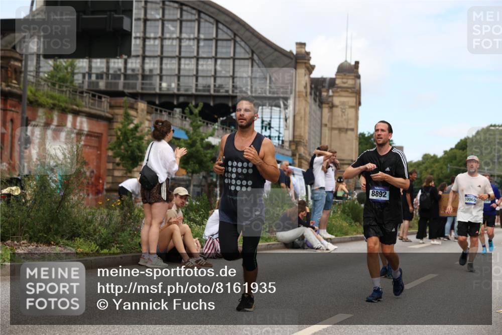 29.06.2025 - hella hamburg halbmarathon Yannick Fuchs http://msf.ph/oto/8161935 29.06.2025 11:17:43 20KM 1419, 2140, 2529, 2886, 2901, 3458, 4395, 4697, 4979, 6102, 6872, 7891, 8387, 8778, 8892, 9722, 10041, 10065, 11110, 11792, 11803, 12628, 13453, 13500, 14055, 14901, 14903, 15445, 15505, 15569, 15952, 15955, 16154, 16631, 17080, 17490, 18620, 18685 meine-sportfotos.de