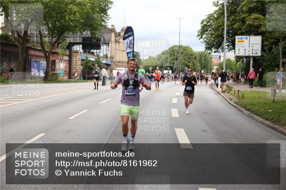 29.06.2025 - hella hamburg halbmarathon Yannick Fuchs http://msf.ph/oto/8161962 29.06.2025 10:39:06 20KM 1057, 1413, 1424, 1468, 1520, 1697, 1782, 1941, 2415, 2890, 2970, 3098, 3305, 4270, 4691, 4915, 7710, 8928, 9302, 11809, 13975, 14351, 14464, 14686, 14687, 14703, 15334, 16058, 17097, 17120, 17406, 18539, 18560, 18631, 18806, 19207 meine-sportfotos.de