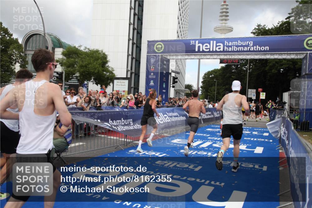 29.06.2025 - hella hamburg halbmarathon Michael Strokosch http://msf.ph/oto/8162355 29.06.2025 10:32:48 Ziel 1990, 7965, 8062, 12987, 13961, 14028, 15054, 17117, 17151 meine-sportfotos.de