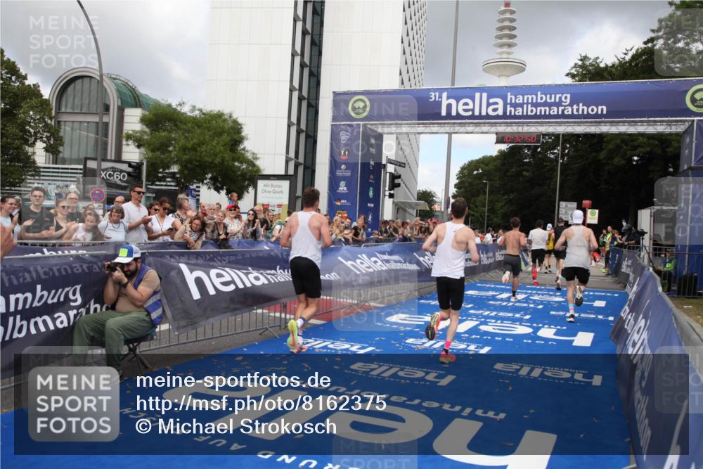 29.06.2025 - hella hamburg halbmarathon Michael Strokosch http://msf.ph/oto/8162375 29.06.2025 10:32:49 Ziel 7965, 8062, 12987, 13686, 13961, 14028, 15054, 17117, 17151 meine-sportfotos.de