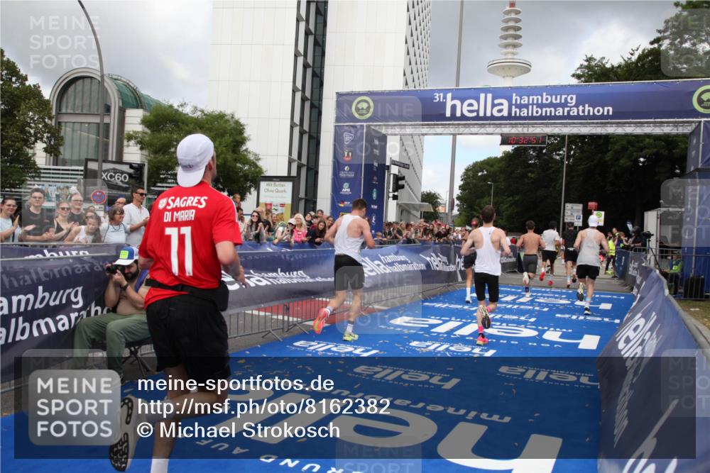 29.06.2025 - hella hamburg halbmarathon Michael Strokosch http://msf.ph/oto/8162382 29.06.2025 10:32:50 Ziel 7965, 8062, 12987, 13686, 13961, 14028, 15054, 16425, 17117, 17151 meine-sportfotos.de