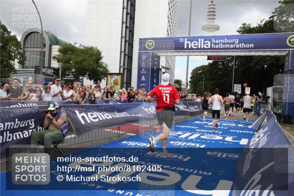 29.06.2025 - hella hamburg halbmarathon Michael Strokosch http://msf.ph/oto/8162405 29.06.2025 10:32:50 Ziel 7965, 8062, 12987, 13686, 13961, 14028, 15054, 16425, 17117, 17151 meine-sportfotos.de