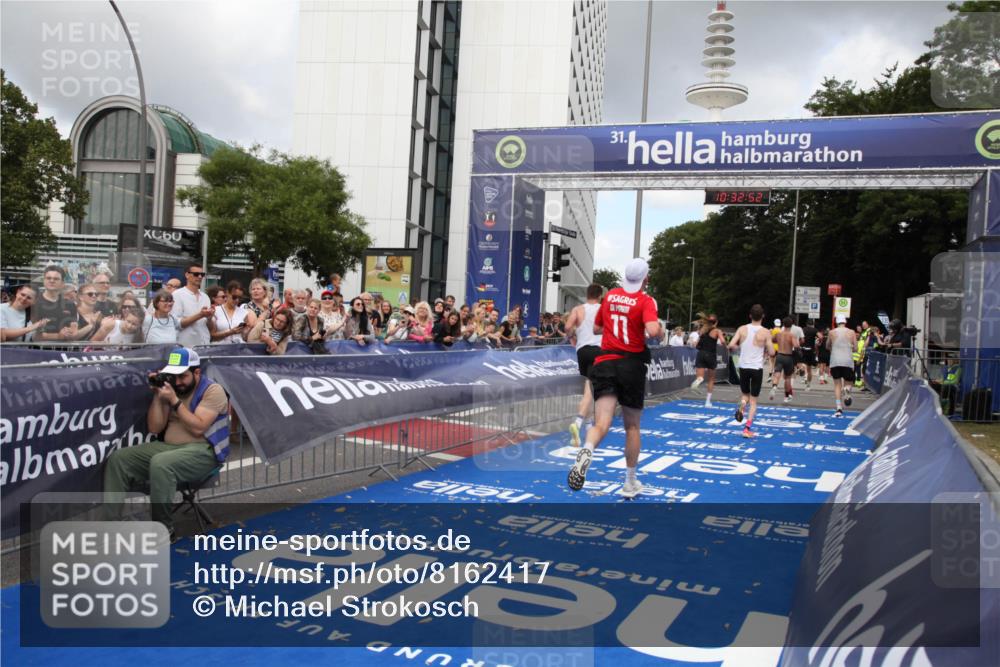 29.06.2025 - hella hamburg halbmarathon Michael Strokosch http://msf.ph/oto/8162417 29.06.2025 10:32:51 Ziel 7965, 8062, 12987, 13686, 14028, 15054, 16425, 17117, 17151, 18687 meine-sportfotos.de