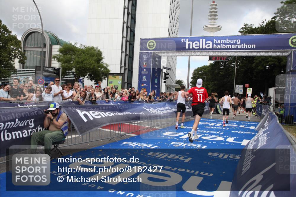 29.06.2025 - hella hamburg halbmarathon Michael Strokosch http://msf.ph/oto/8162427 29.06.2025 10:32:51 Ziel 7965, 8062, 12987, 13686, 14028, 15054, 16425, 17117, 17151, 18687 meine-sportfotos.de