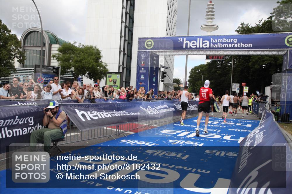 29.06.2025 - hella hamburg halbmarathon Michael Strokosch http://msf.ph/oto/8162432 29.06.2025 10:32:51 Ziel 7965, 8062, 12987, 13686, 14028, 15054, 16425, 17117, 17151, 18687 meine-sportfotos.de