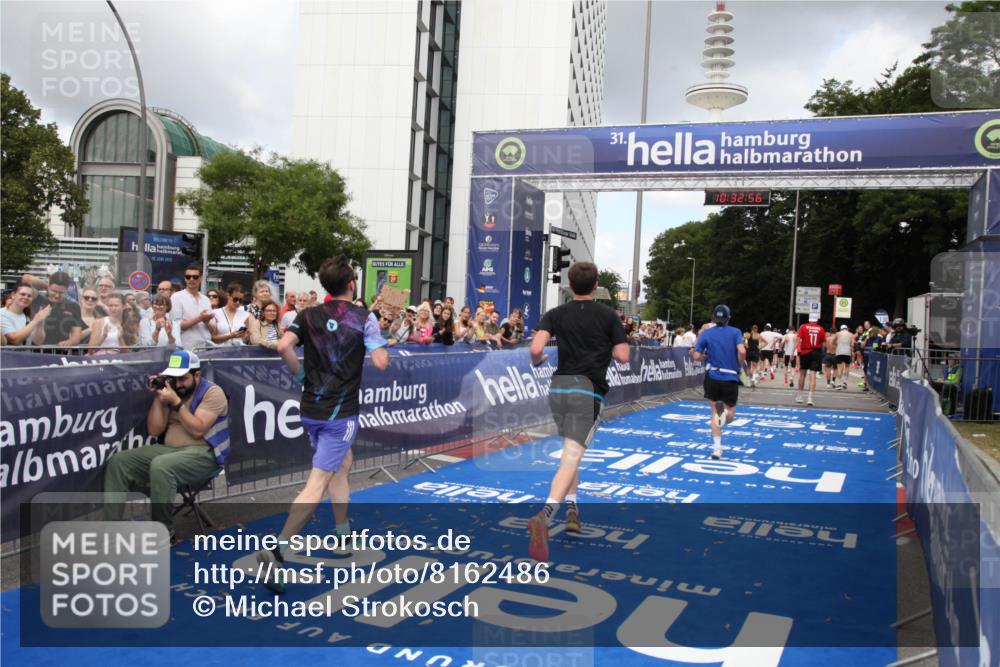 29.06.2025 - hella hamburg halbmarathon Michael Strokosch http://msf.ph/oto/8162486 29.06.2025 10:32:55 Ziel 4463, 4749, 6358, 10453, 12290, 13686, 14028, 15054, 16425, 18687, 19059 meine-sportfotos.de
