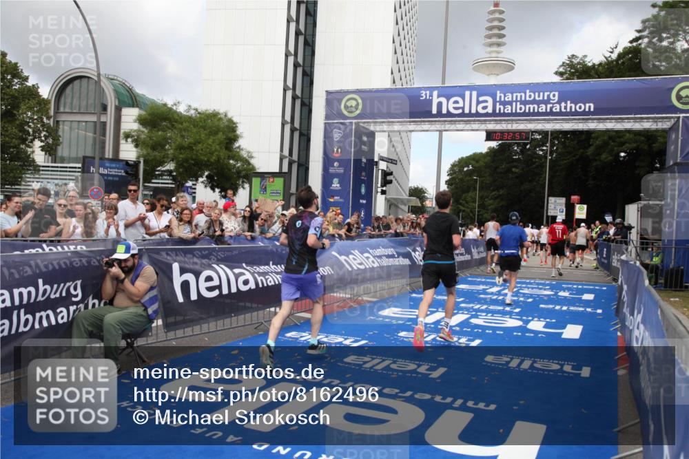 29.06.2025 - hella hamburg halbmarathon Michael Strokosch http://msf.ph/oto/8162496 29.06.2025 10:32:55 Ziel 4463, 4749, 6358, 10453, 12290, 13686, 14028, 15054, 16425, 18687, 19059 meine-sportfotos.de
