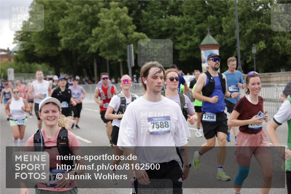29.06.2025 - hella hamburg halbmarathon Jannik Wohlers http://msf.ph/oto/8162500 29.06.2025 11:03:39 Lombardsbrücke 1831, 1970, 2141, 2285, 2856, 3559, 3798, 4281, 4936, 5324, 6144, 6426, 6753, 6952, 6953, 7620, 8411, 8835, 8922, 8974, 9617, 9998, 10394, 10768, 11221, 11368, 11369, 12245, 12486, 12609, 13185, 13275, 13294, 13648, 13722, 13723, 13760, 13873, 14921, 14922, 14973, 15437, 15668, 15734, 15910, 15911, 16283, 16339, 17064, 17066, 17067, 17081, 17082, 17093, 17132, 17457, 17469, 17551, 18244, 18416 meine-sportfotos.de