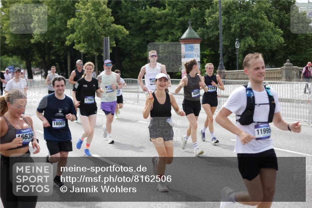 29.06.2025 - hella hamburg halbmarathon Jannik Wohlers http://msf.ph/oto/8162506 29.06.2025 10:20:11 Lombardsbrücke 1011, 1471, 2053, 2101, 2325, 2478, 2834, 3733, 3781, 4154, 4166, 4288, 4422, 4754, 4869, 5181, 5625, 6951, 7131, 8588, 9722, 10041, 10613, 10647, 11100, 11603, 11835, 11995, 12056, 12977, 14500, 14502, 14503, 14894, 15180, 15244, 15442, 15513, 16135, 16254, 16638, 17581, 17671, 17987, 18007, 18423, 18908, 19014, 19093 meine-sportfotos.de